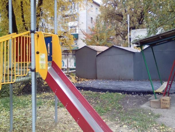 Городские власти разрешили построить гараж на месте детской площадки