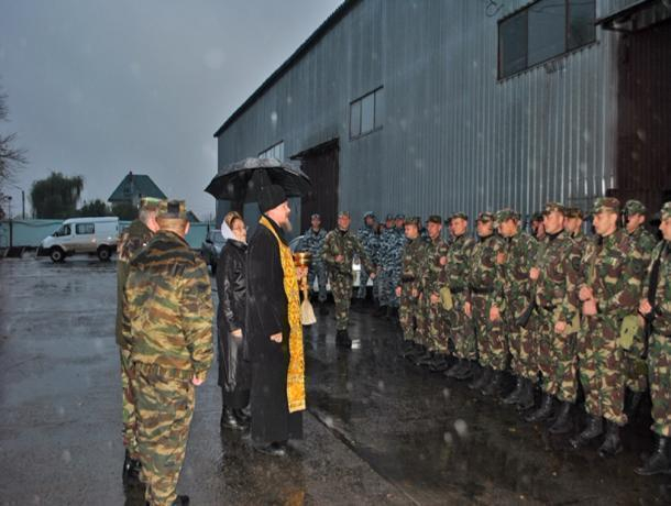Дождь и святая вода окропляли лица омоновцев, отправляющихся на вахту в Чечню