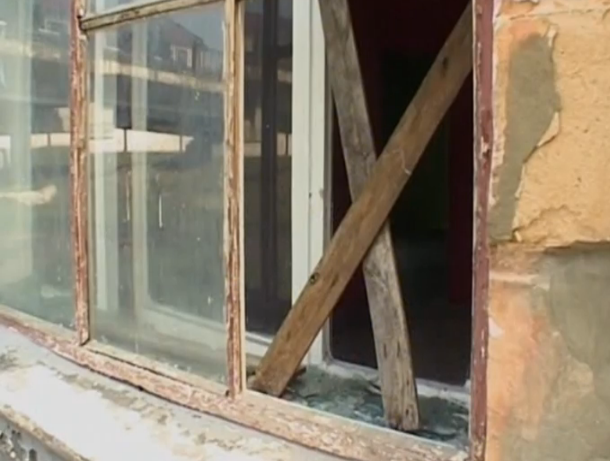 Новые “соседи”, облюбовавшие заброшенный магазин, лишили покоя жителей жилого дома