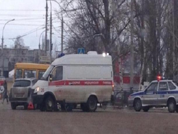 Микроавтобус с надписью «Дети» попал в аварию в Тамбове