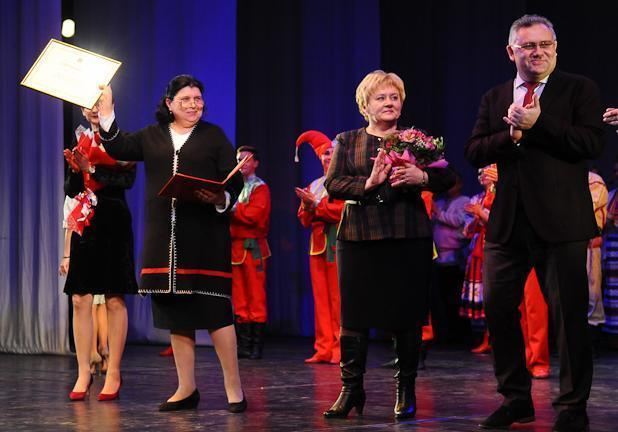 Сертификат на 1,5 миллиона рублей вручили ансамблю «Ивушка» в честь его 50-летия