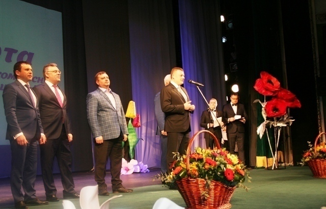 Губернатор Александр Никитин поздравил жительниц области с Международным женским днем