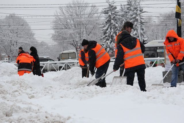 Дорожные службы Тамбова продолжили борьбу с последствиями снежной стихии