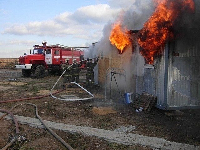 В результате пожара в Тамбове полностью сгорели два металлических вагончика