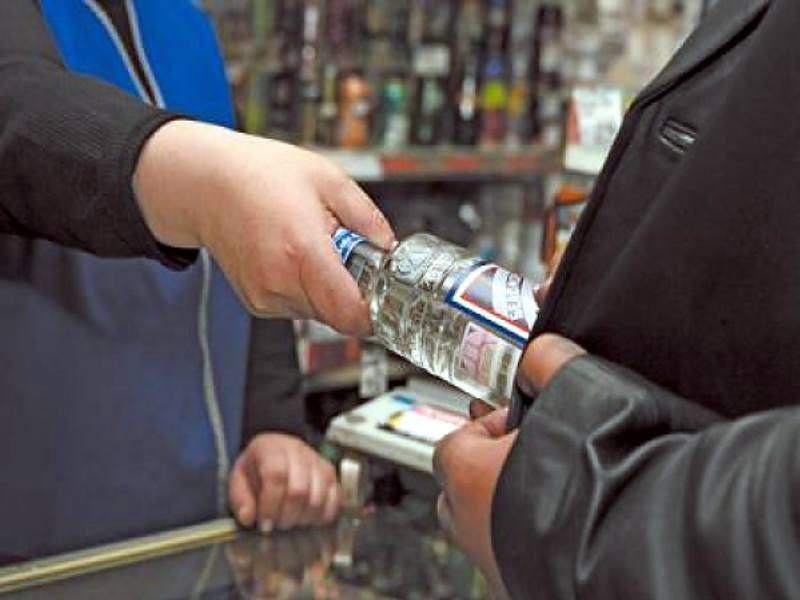 В Мичуринске продавец магазина разливного пива попалась на незаконной продаже крепких спиртных напитков