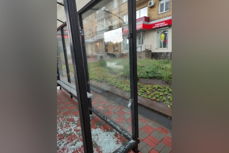 Во время непогоды на остановке в Тамбове лопнуло стекло и поранило тамбовчанина