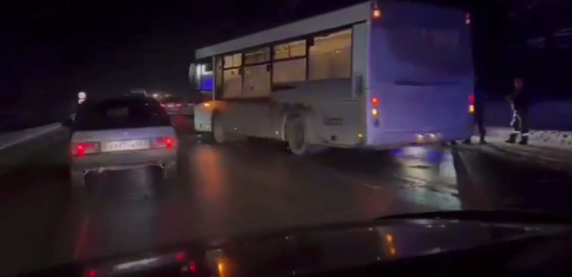 В Рассказовском районе водитель сломал ногу в ДТП с автобусом
