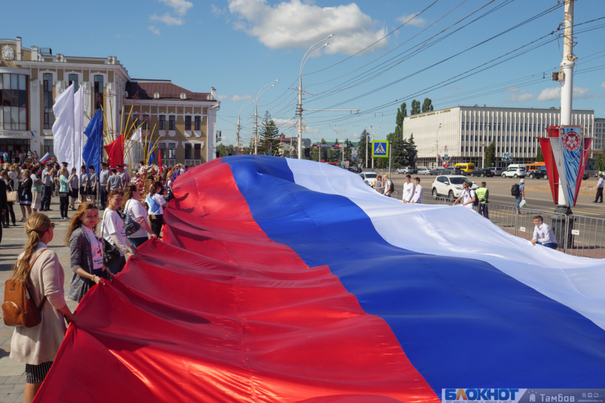 84-метровый триколор, оркестр и торжество: в Тамбове отметили День Государственного флага 