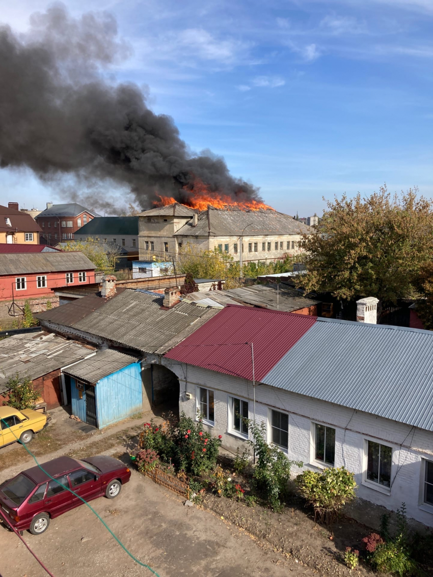 В центре Кирсанова загорелась городская баня