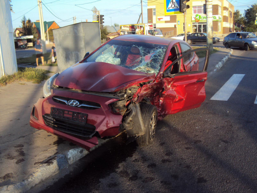 Hyundai Solaris не поделил перекресток с Audi A6: в больницу попали трое
