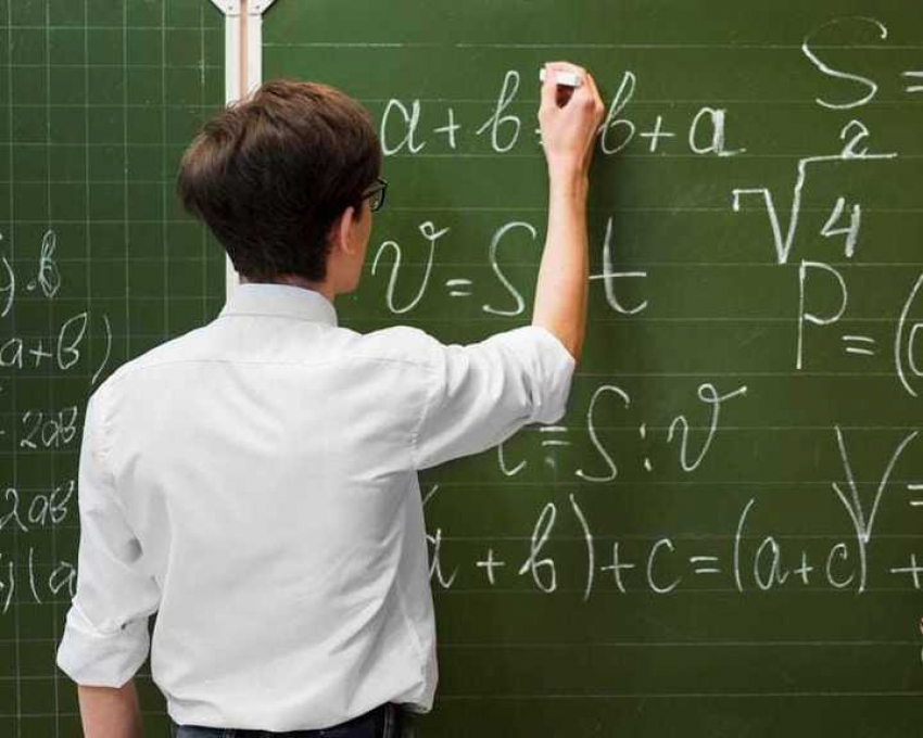 В Тамбовской области некому преподавать математику, информатику и физику