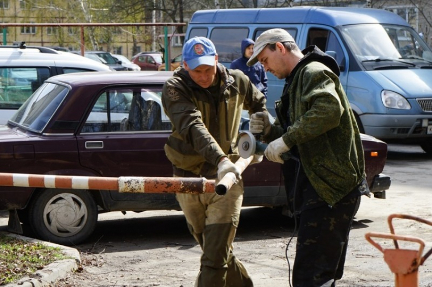 В Тамбове во дворе на Астраханской власти демонтировали незаконный шлагбаум