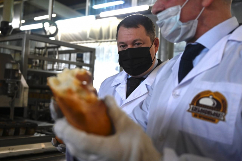 Максим Егоров посетил «Тамбовский хлебокомбинат» и попробовал хлеб прямо с конвейера