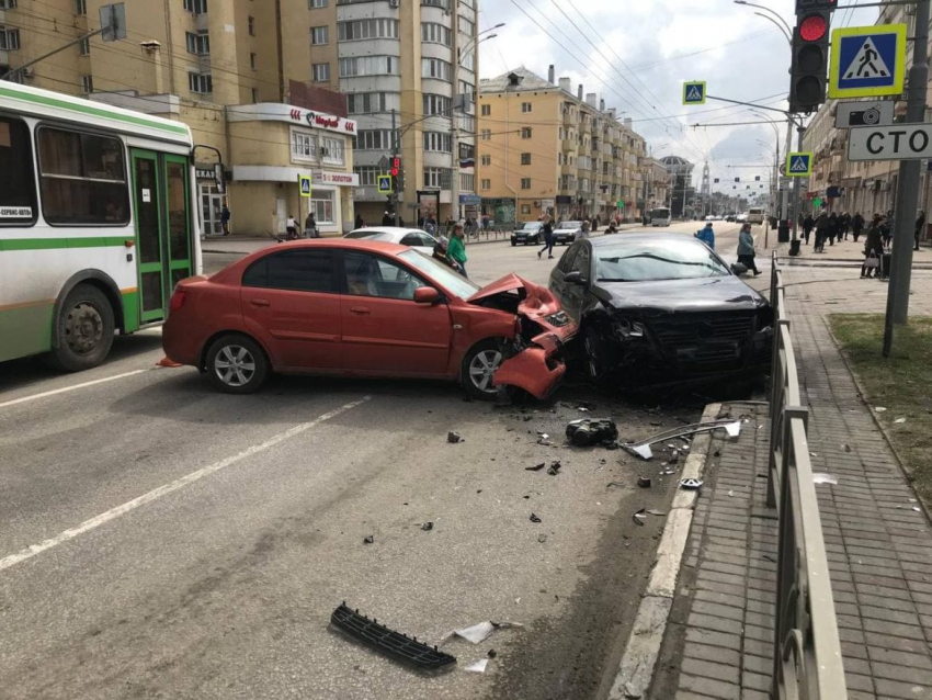 Двое детей получили травмы в аварии в центре Тамбова