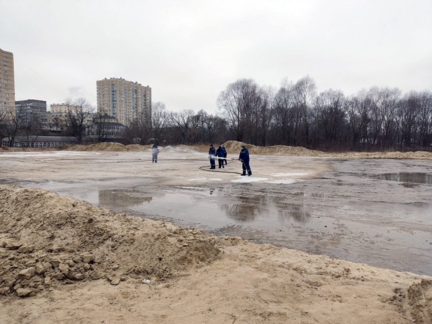 В Тамбове начали заливать самый большой бесплатный каток в городе 