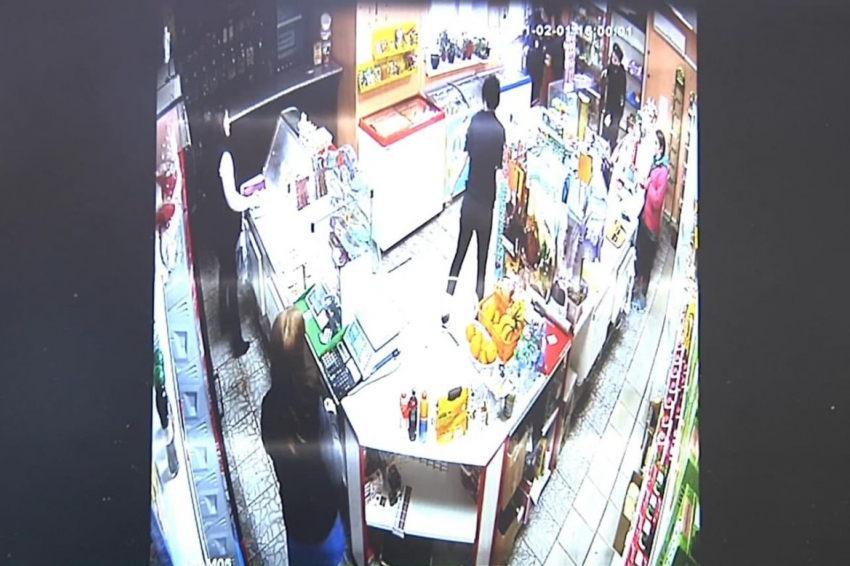 В Жердевке пьяная и вооружённая 18-летняя девушка попыталась ограбить продуктовый магазин