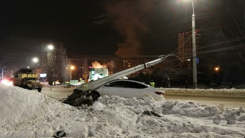 В Тамбове “Хёндэ” повалила столб