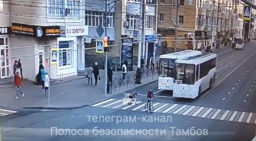 Пассажиры автобуса №50 в Тамбове попадали в салоне из-за подростков на велосипеде