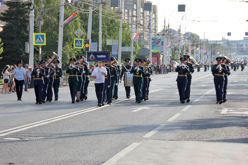 Духовые оркестры прошли по Тамбову марш-парадом