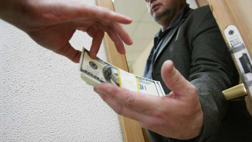 Экс-полицейский из Мичуринска стал обвиняемым, взяв 2 млн рублей взятки