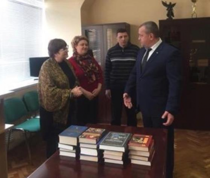 В акции “220 новых книг для Пушкинской библиотеки” принял участие губернатор 