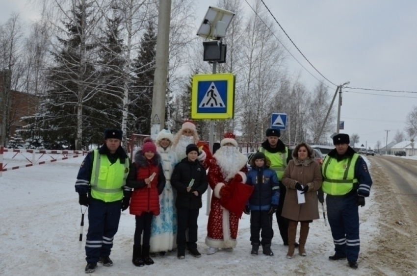 Сосновские Деды Морозы поучаствовали в патруле вместе с инспекторами дорожного движения