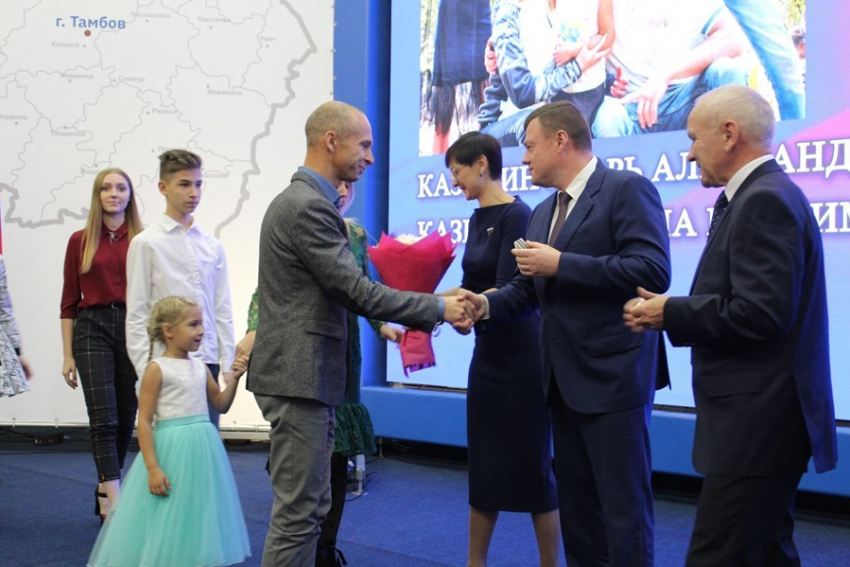 Губернатор наградил почётными грамотами и премиями выдающихся жителей Тамбовской области