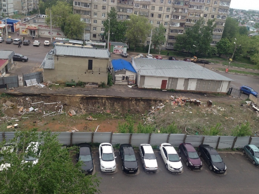 2 года наблюдают гигантскую свалку мусора жители дома по улице Сенько 