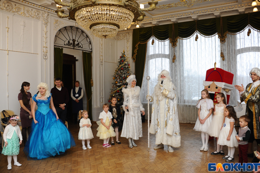 Детвора пришла на бал в Асеевский дворец. ФОТООБЗОР