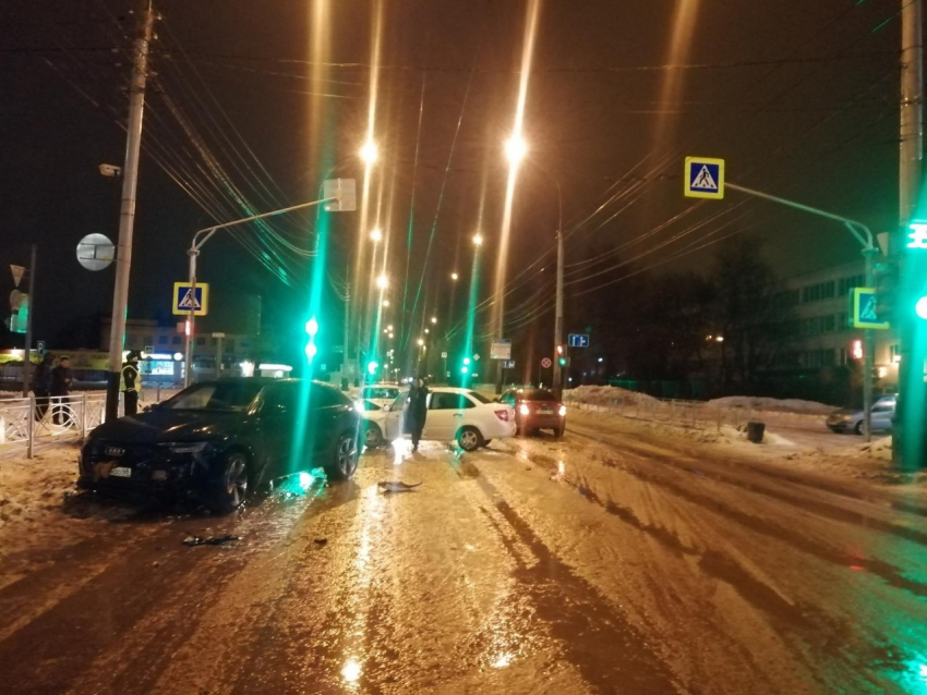 В Тамбове напротив «Ашана» столкнулись три автомобиля