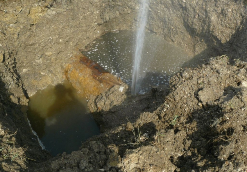 На западе Тамбова опять прорвало водопровод