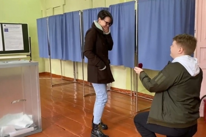 Девушке сделали предложение руки и сердца на избирательном участке