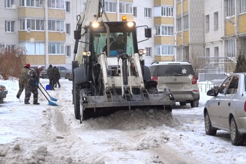 В Тамбове припаркованные “где попало” автомобили мешают уборке снега во дворах
