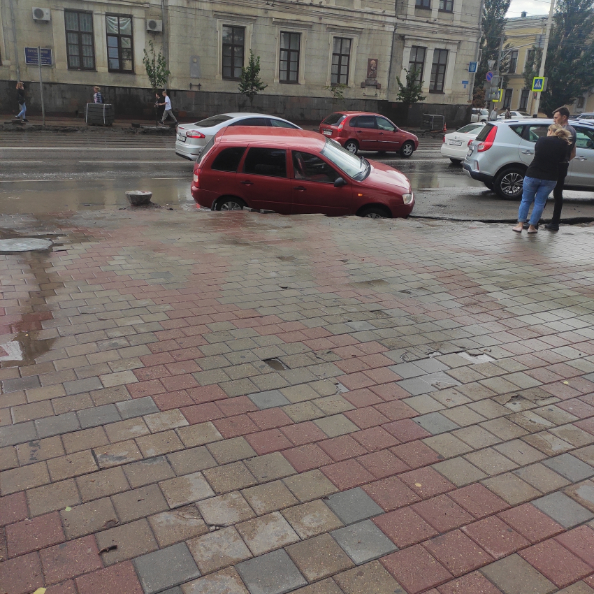 На Советской автомобиль провалился в яму из-за неисполнения властями предписаний прокуратуры