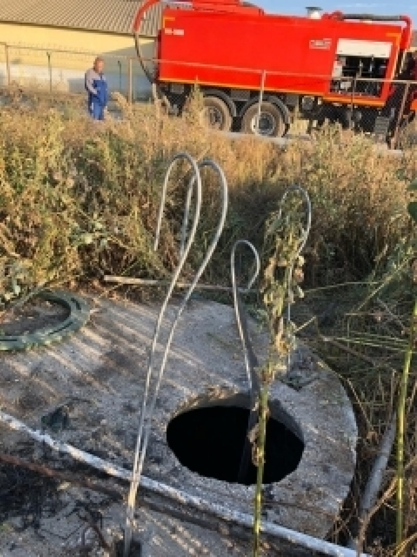 Слесарь сельхозпредприятия в Знаменке погиб в канализационном колодце