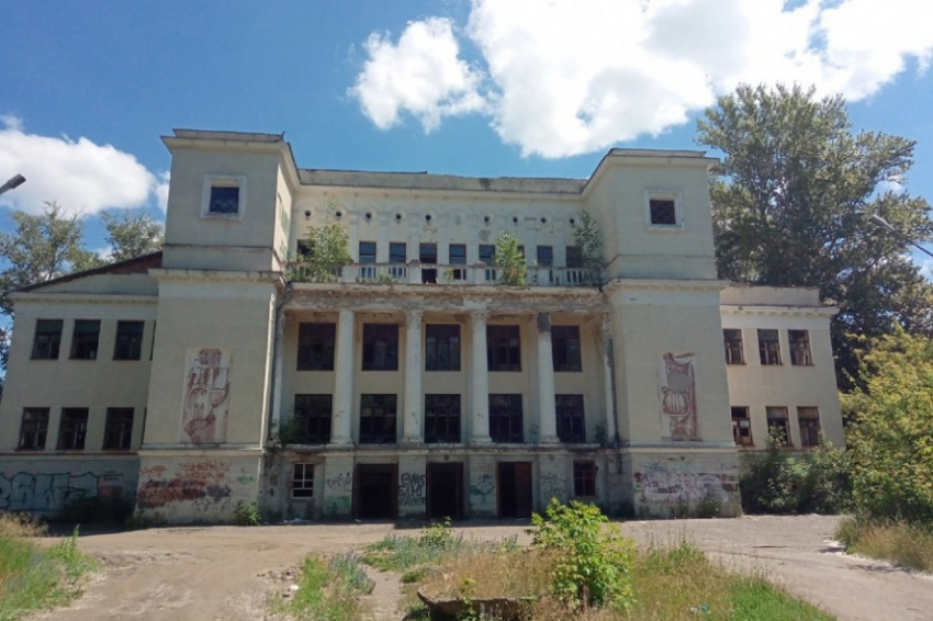 Здание Кочетовского клуба железнодорожников в Мичуринске продают за 4 миллиона рублей