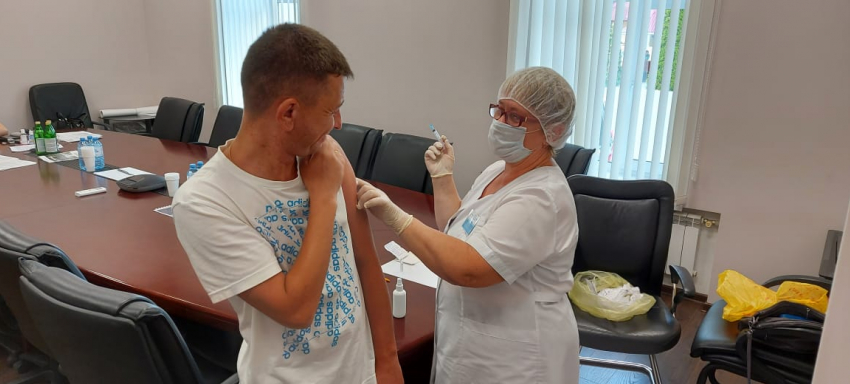 «Тамбовская сетевая компания» вакцинирует своих сотрудников на рабочих местах