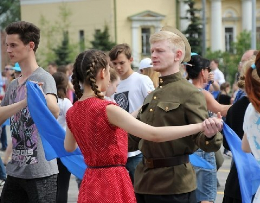 Тамбовчане станцуют вальс под песню «Синий платочек"