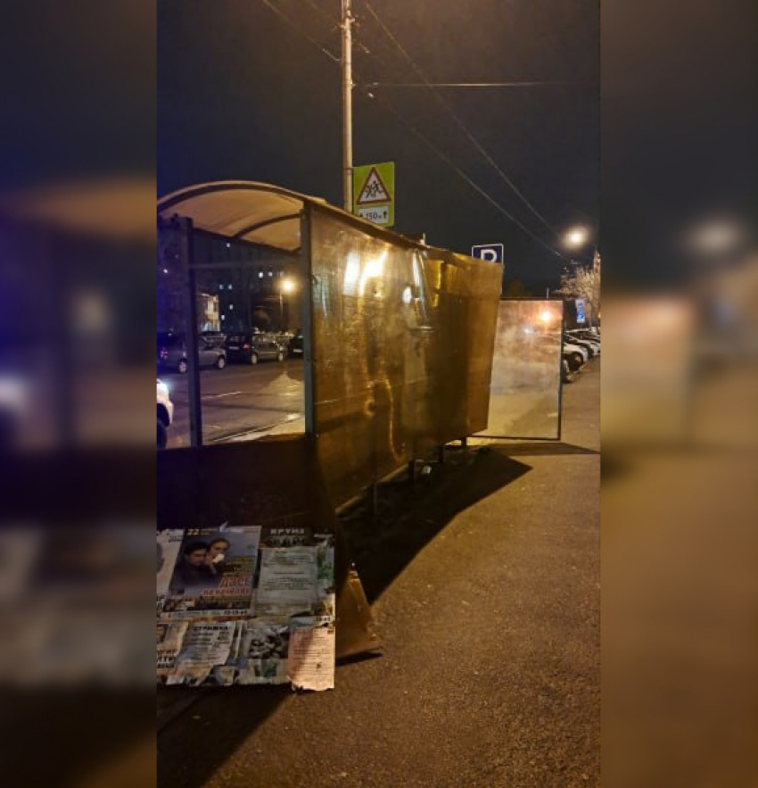 В Тамбове пьяные подростки разбили остановку на Магистральной пока ждали автобус