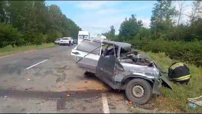 В лобовом столкновении «ВАЗ-2114» с масловозом под Моршанском погибла семейная пара
