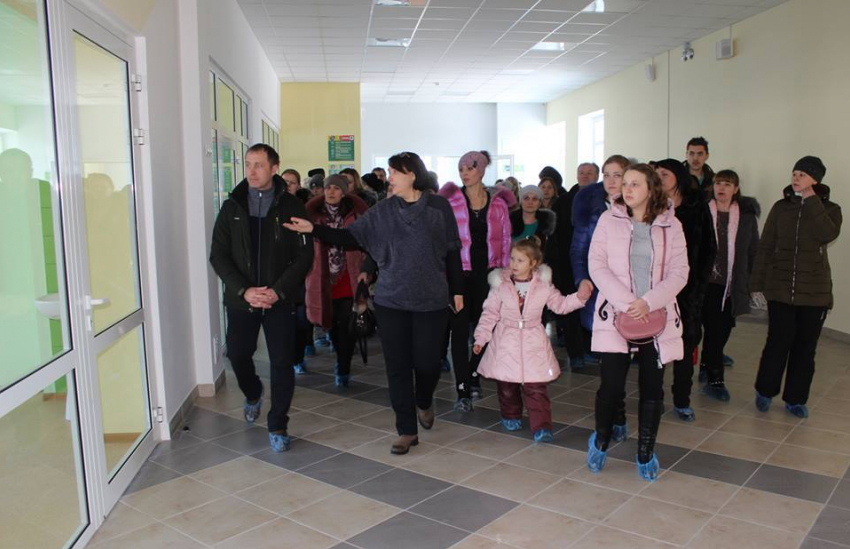 По коридорам новой школы в Рассказове прошли родители будущих первоклассников 