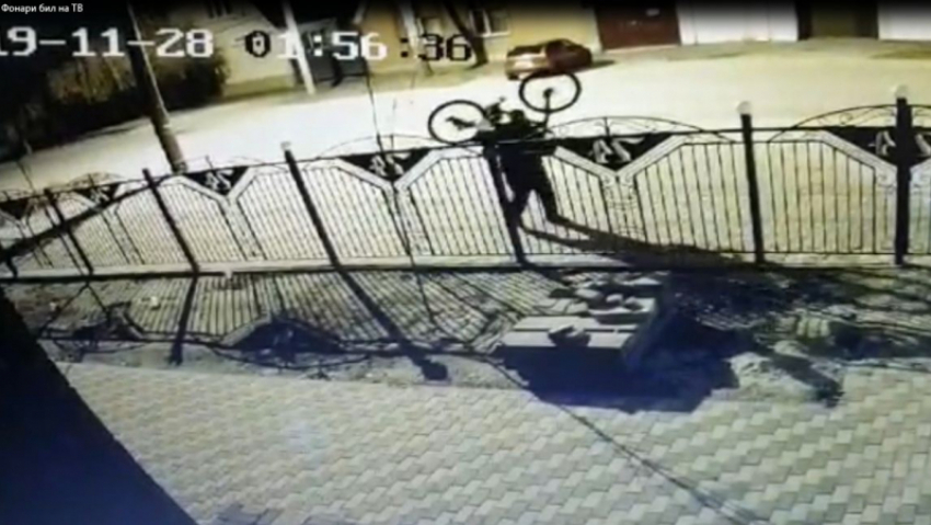 Полицейские задержали вандала, который разбивал уличные фонари велосипедом