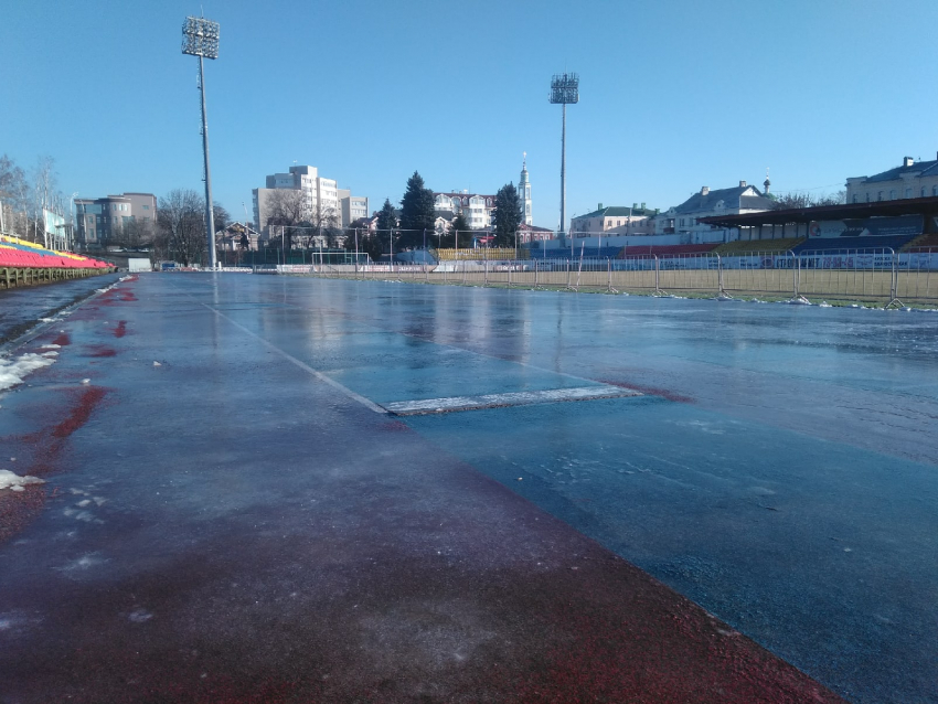 На стадионе “Спартак” в Тамбове произвели пробную заливку льда