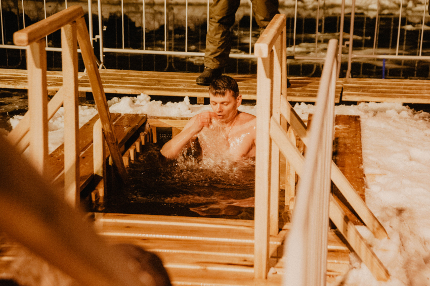 Тысячи горожан и жителей области совершили крещенские купания