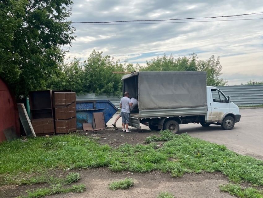 В Тамбове нарушители продолжают выбрасывать крупногабаритные отходы: история контейнера на Астраханской