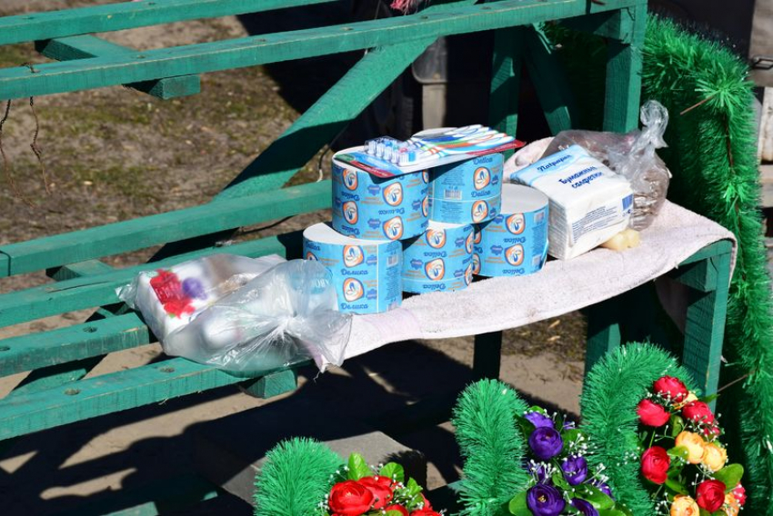 В Тамбове продавцы цветов на кладбище продавали гречку, зубные щётки и туалетную бумагу