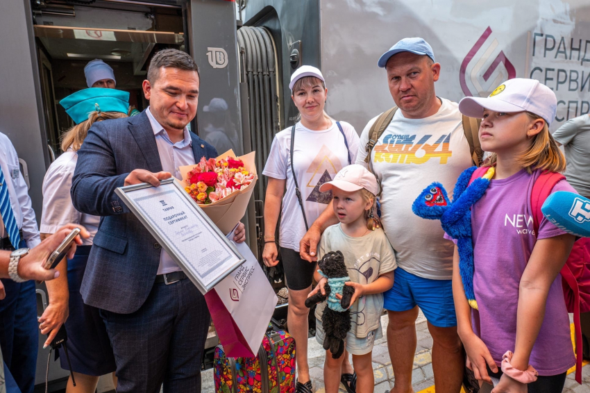 Предприниматель из Тамбова стал пятимиллионным пассажиром фирменного поезда в Крым и выиграл бесплатную поездку