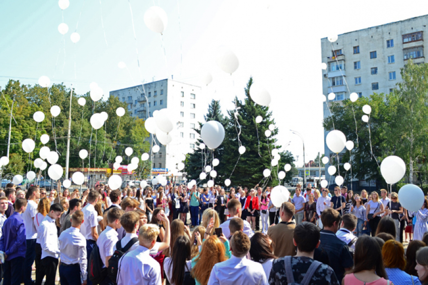Белые шары в День солидарности в борьбе с терроризмом выпустили в Тамбове﻿