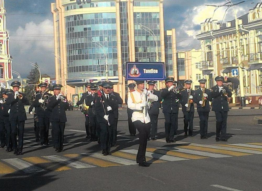 По главным улицам прошли оркестры