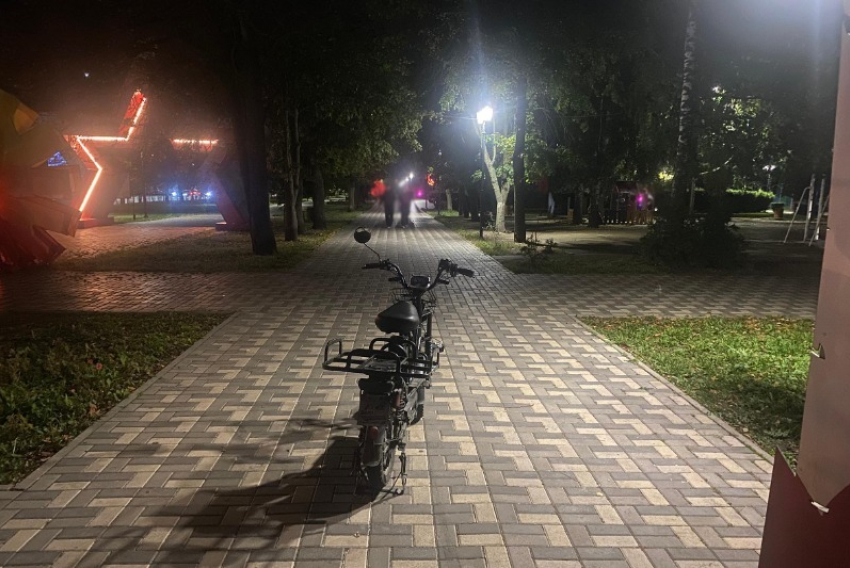 Подросток на электровелосипеде сбил сверстника на тротуаре в Тамбове
